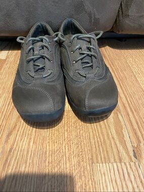 Clark’s Women’s 81/2M Lace-Up walking shoes in neutral brown/gray tones